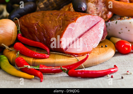 La viande fumée et les saucisses sur un tissu en lin Banque D'Images