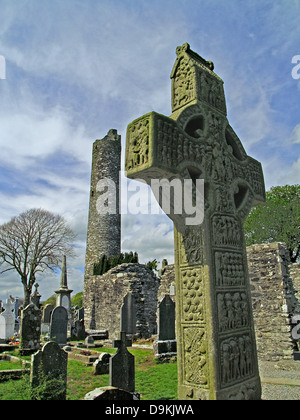 La Croix de Muiredach et tour ronde site monastique de Monasterboice,le comté de Louth, Ireland Banque D'Images