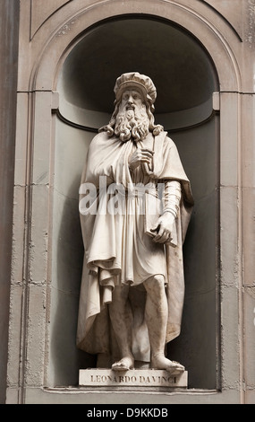 Statue de léonard de Vinci à l'extérieur de la célèbre Galerie des Offices à Florence, Italie. Banque D'Images