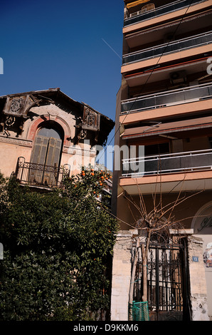 Un ancien et un nouveau bâtiment à Thessalonique Banque D'Images