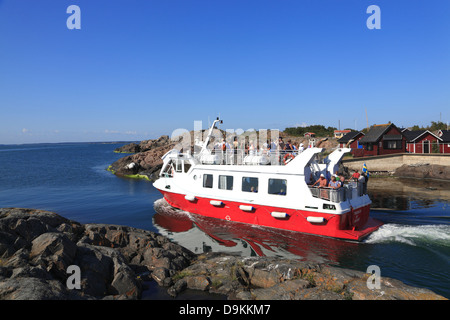 Ferry quitte l'île de Landsort (Oeja), archipel de Stockholm, côte de la mer Baltique, la Suède, Scandinavie Banque D'Images