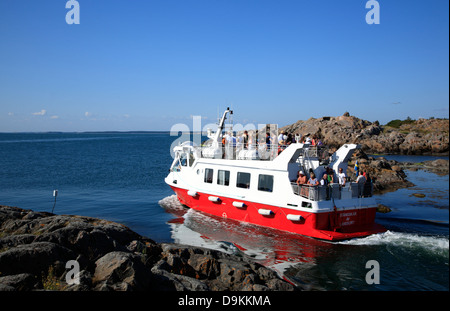 Ferry quitte l'île de Landsort (Oeja), archipel de Stockholm, côte de la mer Baltique, la Suède, Scandinavie Banque D'Images