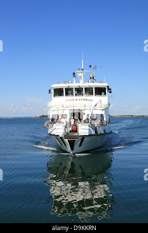 Ferry pour de petites îles, archipel de Stockholm, côte de la mer Baltique, la Suède, Scandinavie Banque D'Images