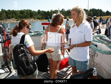 En ferry entre les îles de l'archipel de Stockholm smal, côte de la mer Baltique, la Suède, Scandinavie Banque D'Images