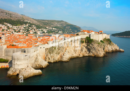 Vue panoramique sur la baie en direction de la partie ancienne de Dubrovnik en Dalmatie, Croatie et une partie de l'île de Lokrum en mer Adriatique. Banque D'Images