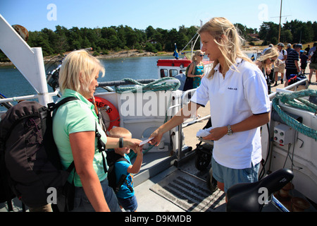 Ferry entre les petites îles, archipel de Stockholm, la mer Baltique, la Suède, Scandinavie Banque D'Images