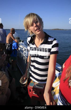 Ferry entre les îles smal à Stockholm Archpelago, côte de la mer Baltique, la Suède, Scandinavie Banque D'Images