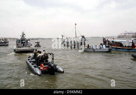 Les responsables de sauvetage occupés dans d'opération de recherche après un chavirement de bateau en mer près de port Keamari à Karachi le vendredi, Juin 21, 2013. Le bateau transportait les habitants et les touristes de Keamari zone à Lèvres Island lorsqu'il s'est noyé. Les responsables ont dit que le sauvetage bateau a coulé à cause de la surcharge qu'elle avait la capacité de chargement de 30 personnes mais il transportait plus de 50 personnes. Au moins 15 personnes ont disparu quand un bateau a chaviré au large de la mer d'Arabie du sud du Pakistan, près de la ville portuaire de Karachi. Banque D'Images