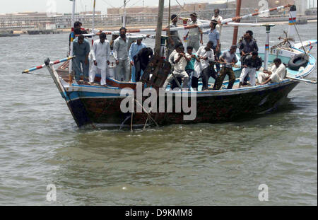 Les responsables de sauvetage occupés dans d'opération de recherche après un chavirement de bateau en mer près de port Keamari à Karachi le vendredi, Juin 21, 2013. Le bateau transportait les habitants et les touristes de Keamari zone à Lèvres Island lorsqu'il s'est noyé. Les responsables ont dit que le sauvetage bateau a coulé à cause de la surcharge qu'elle avait la capacité de chargement de 30 personnes mais il transportait plus de 50 personnes. Au moins 15 personnes ont disparu quand un bateau a chaviré au large de la mer d'Arabie du sud du Pakistan, près de la ville portuaire de Karachi. Banque D'Images