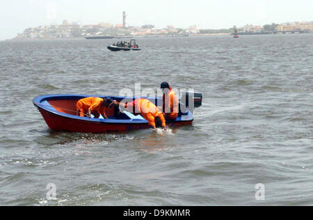 Les responsables de sauvetage occupés dans d'opération de recherche après un chavirement de bateau en mer près de port Keamari à Karachi le vendredi, Juin 21, 2013. Le bateau transportait les habitants et les touristes de Keamari zone à Lèvres Island lorsqu'il s'est noyé. Les responsables ont dit que le sauvetage bateau a coulé à cause de la surcharge qu'elle avait la capacité de chargement de 30 personnes mais il transportait plus de 50 personnes. Au moins 15 personnes ont disparu quand un bateau a chaviré au large de la mer d'Arabie du sud du Pakistan, près de la ville portuaire de Karachi. Banque D'Images