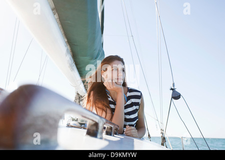 Jeune femme sur le port de yacht haut rayé Banque D'Images