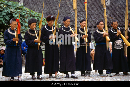 La province du Guizhou Chine Festival à Langde Men playing Lusheng Pipes Banque D'Images