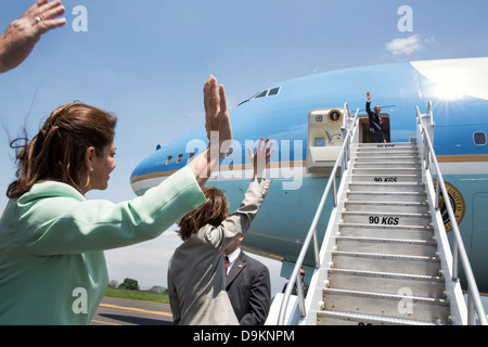 Le président américain Barack Obama salue la présidente Laura Chinchilla du Costa Rica, à gauche, et d'autres comme il monte à l'Air Force One à l'Aéroport International Juan Santamaria, 4 mai 2013 à San Jose, Costa Rica. Banque D'Images