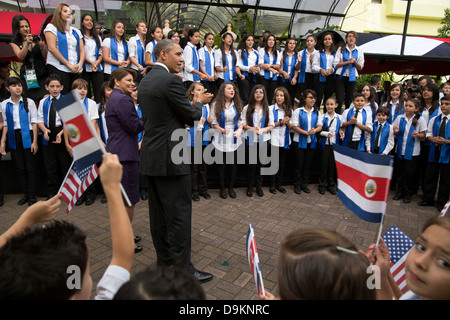 Le président américain Barack Obama et le président du Costa Rica, Laura Chinchilla, participer à un événement culturel avec les jeunes du Costa Rica à Casa Maribel 3 mai 2013 à San Jose, Costa Rica. Banque D'Images