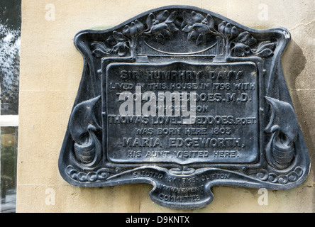 Une plaque à Rodney Place, Bristol, dossiers la maison habitée par Sir Humphry Davy. Banque D'Images