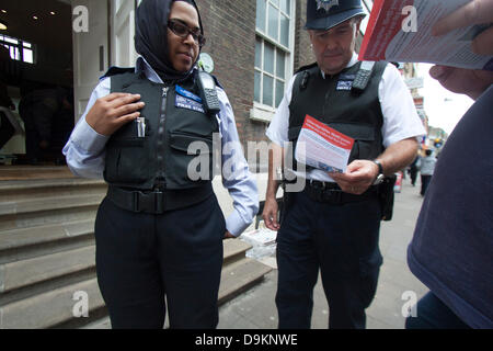 Londres, Royaume-Uni. Le 21 juin 2013. Les membres du syndicat Unite distribuer des tracts avec des messages de solidarité de la communauté musulmane à Tower Hamlets London suite à la récente série d'attaques contre des mosquées et centres islamiques Crédit : amer ghazzal/Alamy Live News Banque D'Images