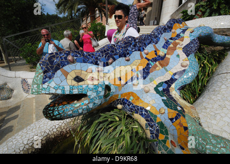 Les foules à la célèbre lézard dans le Parc Guell Barcelone Espagne Banque D'Images