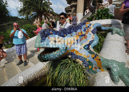 Les foules à la célèbre lézard dans le Parc Guell Barcelone Espagne Banque D'Images