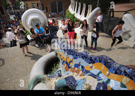 Les foules à la célèbre lézard dans le Parc Guell Barcelone Espagne Banque D'Images