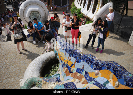 Les foules à la célèbre lézard dans le Parc Guell Barcelone Espagne Banque D'Images