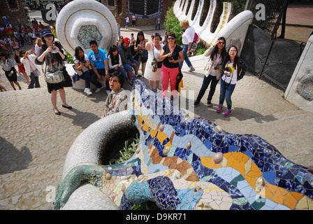 Les foules à la célèbre lézard dans le Parc Guell Barcelone Espagne Banque D'Images