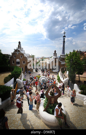 Les foules à la célèbre lézard dans le Parc Guell Barcelone Espagne Banque D'Images