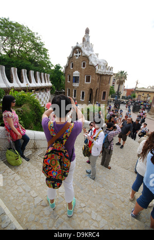 Les foules à la célèbre lézard dans le Parc Guell Barcelone Espagne Banque D'Images