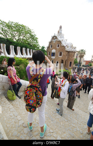 Les foules à la célèbre lézard dans le Parc Guell Barcelone Espagne Banque D'Images