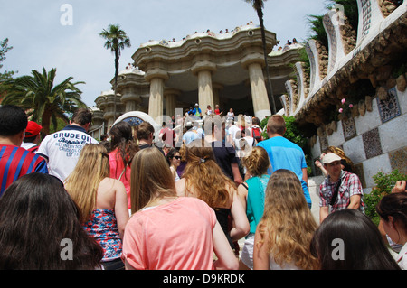 Les foules à la célèbre lézard dans le Parc Guell Barcelone Espagne Banque D'Images