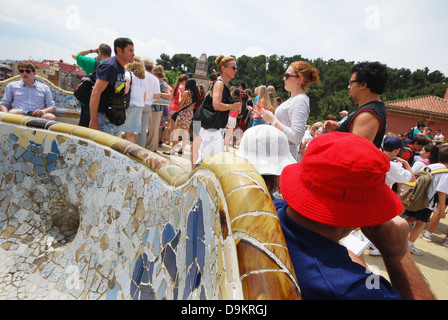 Les touristes dans le Parc Guell Barcelone Espagne Banque D'Images