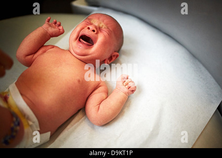 Premature baby crying Banque D'Images