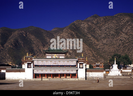 Vue sur le monastère de Labrang Labuleng Si ou l'un des six grands monastères de l'école Gelug du bouddhisme tibétain situé au pied de la montagne au nord-ouest de Phoenix dans le comté de Xiahe Gannan Préfecture autonome de nationalité tibétaine, Province de Gansu, Chine Banque D'Images