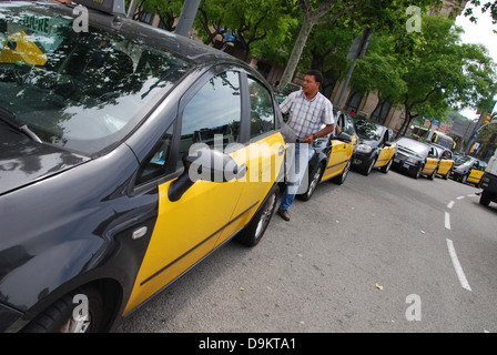 Des taxis garés à l'Avenue de les Drassanes, près de Ramblas Barcelone Espagne Banque D'Images