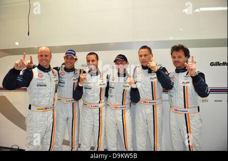 Le Mans, France. Le 21 juin 2013. #  99 GBR Aston Martin Racing Aston Martin Vantage V8 Rob Bell GBR Fred Makowiecki FRA Bruno Senna BRA 95 GBR Aston Martin Racing Aston Martin Vantage V8 Christoffer Nygaard imaginer DNK Kristian Poulsen imaginer DNK Allan Simonsen Race jour de pratique. Credit : Action Plus Sport/Alamy Live News Banque D'Images