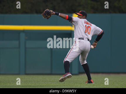 17 juin 2013 - Detroit, Michigan, États-Unis d'Amérique - 17 juin 2013 : Baltimore Orioles centerfielder Adam Jones (10) au cours de l'action jeu MLB entre les Orioles de Baltimore et les Tigers de Detroit à Comerica Park à Detroit, Michigan. Les Tigres défait les Orioles 5-1. Banque D'Images