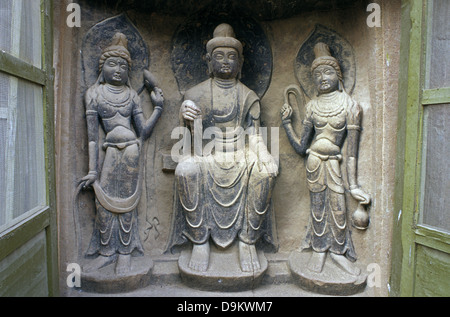 Les figures sculptées Bingling Temple ou Bingling Si qui est une série de grottes remplies de sculpture bouddhiste sculpté dans des grottes et des cavernes naturelles dans un canyon le long du fleuve Jaune. La province de Gansu, Chine Banque D'Images