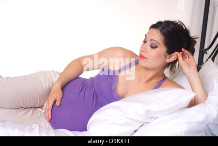 Belle femme enceinte 8 mois et obtenir de ses pieds pendant un moment Banque D'Images