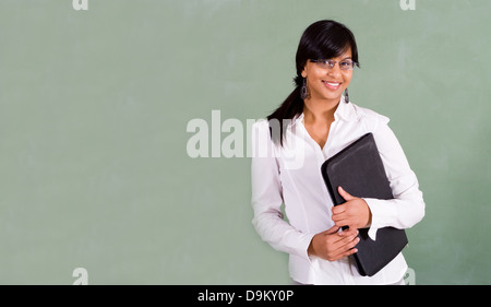 Jeune femme professeur de l'école in front of blackboard Banque D'Images