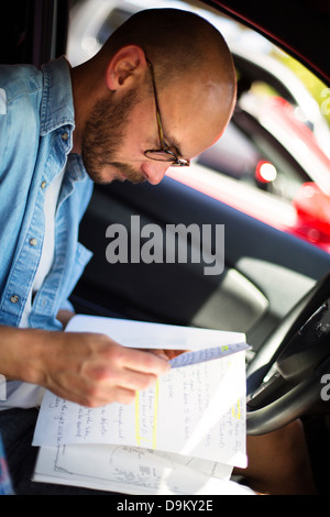 Notes de lecture des adultes dans... Banque D'Images