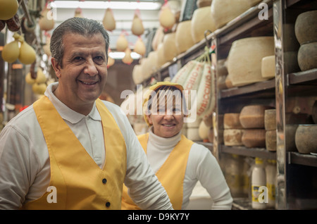 L'homme et de la femme dans le fromage shop Banque D'Images