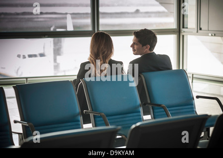 D'affaires en attente dans la salle d'embarquement de l'aéroport Banque D'Images