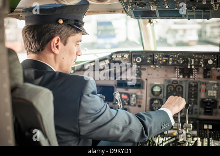 Male pilot in airplane cockpit Banque D'Images