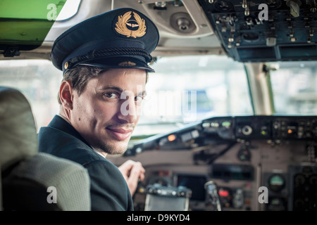 Male pilot in airplane cockpit Banque D'Images