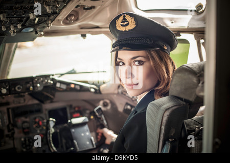 Femme pilote in airplane cockpit Banque D'Images