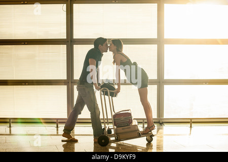 Young couple in airport Banque D'Images