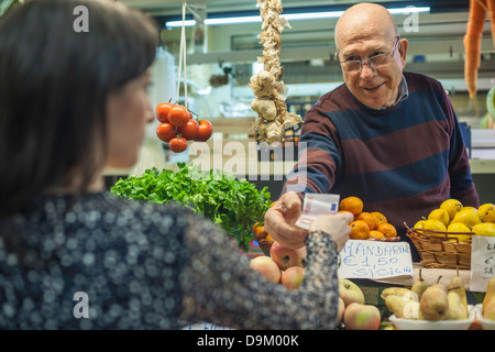 Changement de propriétaire de la remise sur le marché de la clientèle féminine Banque D'Images