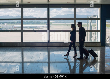 Businesspeople walking in airport Banque D'Images
