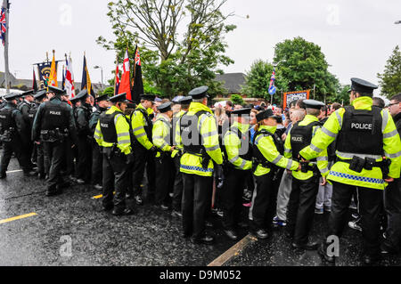 Belfast, Irlande du Nord. Le 21 juin 2013. La police en uniforme portant des gilets haute visibilité tenir une ligne d'arrêter environ 300 loyalistes se dirigeant vers les boutiques Ardoyne, déclenchant la violence sectaire potentiel Crédit : Stephen Barnes/Alamy Live News Banque D'Images