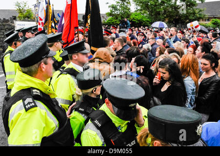 Belfast, Irlande du Nord. Le 21 juin 2013. La police en uniforme portant des gilets haute visibilité tenir une ligne d'arrêter environ 300 loyalistes se dirigeant vers les boutiques Ardoyne, déclenchant la violence sectaire potentiel Crédit : Stephen Barnes/Alamy Live News Banque D'Images