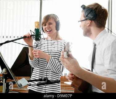 De jeunes musiciens en répétition dans la salle de musique Banque D'Images